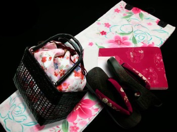 [Conjunto de yukata de 4 piezas] Blanco con colores llamativos y brillantes