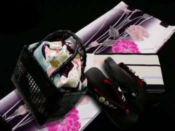 [Conjunto de 4 piezas de yukata] Precioso estampado floral clásico, color blanco
