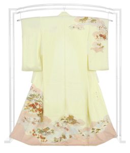 Kimono formal de la mas alta calidad elaborado a mano con el patron de flores de primavera y otono de Kyoto Yuzen