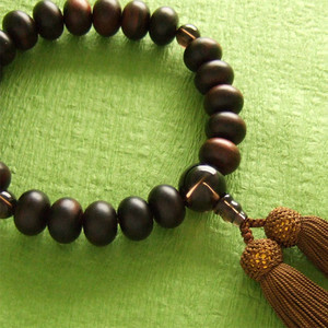 Rosario de un solo aro para hombre con rayas negras, rojas, naranjas, marrones y acabado cristal.