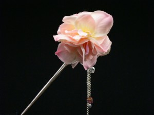 [Horquilla] Hermosa horquilla con cadena de flores, color rosa
