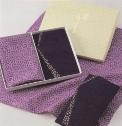 Conjunto de furoshiki pequeño con crepe de flores pequeñas y sobre dorado