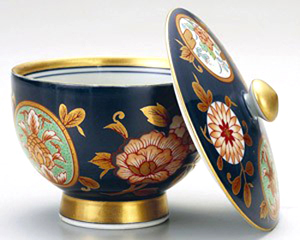 Antigua taza de té Imari con tapa hecha con hojas de oro