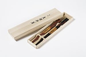 Palillos - Par en caja de madera de Paulownia - Lacado de flores - Anudado