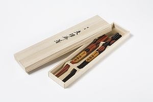 Palillos - Par en caja de Paulownia - Laca de flores - Crisantemo