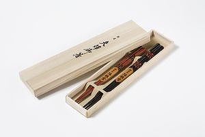 Palillos - Par en caja de Paulownia - Laca de flores - Ciruela torcida
