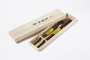 Palillos, par en caja de madera de paulownia, laca genuina, marcas de espada