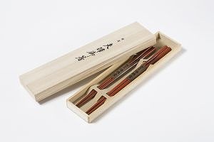 Palillos - Par en caja de madera de paulownia - Famosa espada Hana - Kojiro