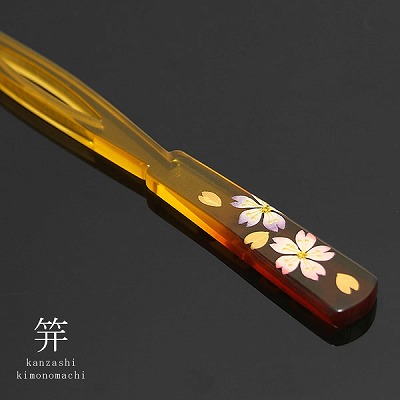 Horquilla con diseño de flor de cerezo estilo maki-e, con forma de carey y con inserción frontal
