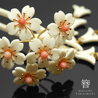 Horquilla "Blanco marfil x cuentas coral, flor de cerezo" Una preciosa horquilla como una novia