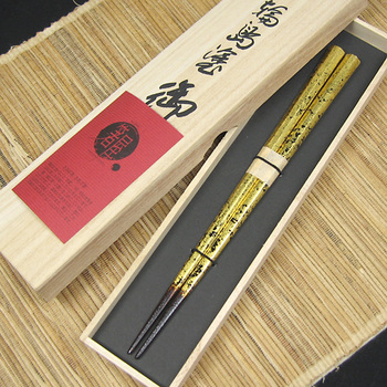 [Palillos de alta calidad de Kobe Hashiya] Palillos Fukuju con diseño de hoja de oro y carey de Wajima (negros)