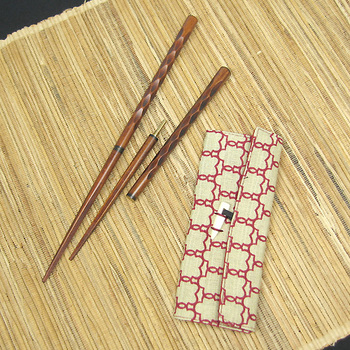 [Palillos portátiles de Kobe Hashiya] Palillos portátiles articulados, ondas de laca, estuche para palillos (rojo ciruela)