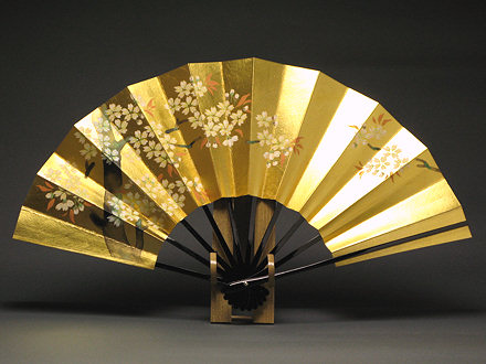 Abanico plegable, flor de cerezo y hojas de arce